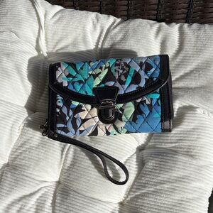 Vera Bradley Ultimate Wristlet in w Camofloral pattern clutch wallet.